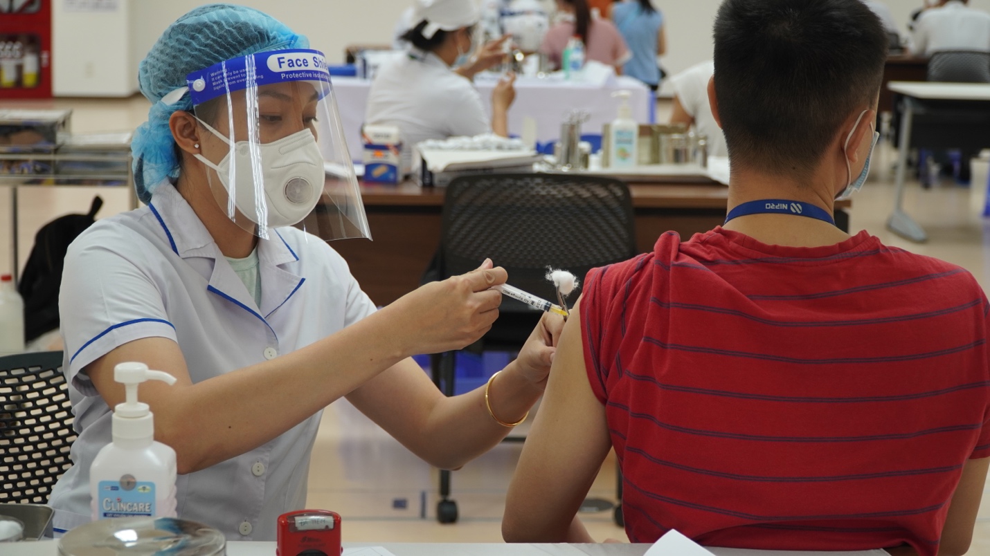 Không cần đo huyết áp tất cả người tiêm vaccine COVID-19